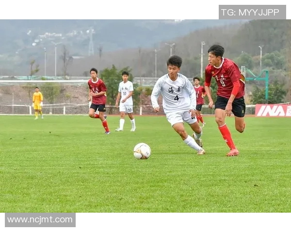 赛后复盘：上海足球队与重庆足球队的团队协作与战术分析探讨