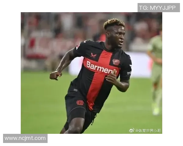 黑人足球明星展现强健肌肉魅力引发全球关注与热议