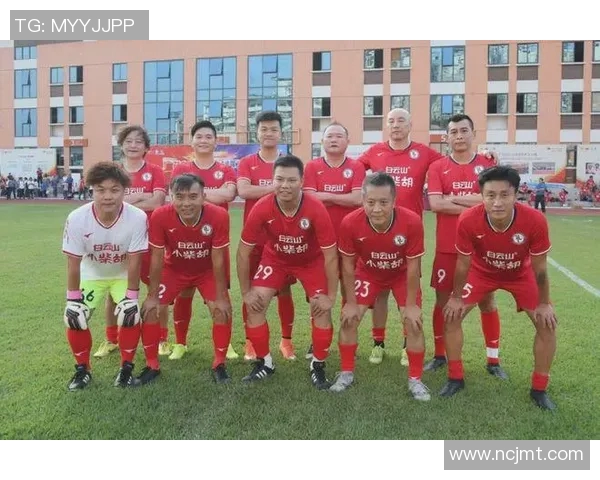 足球传奇齐聚一堂明星合影展现球场荣耀与友谊的瞬间